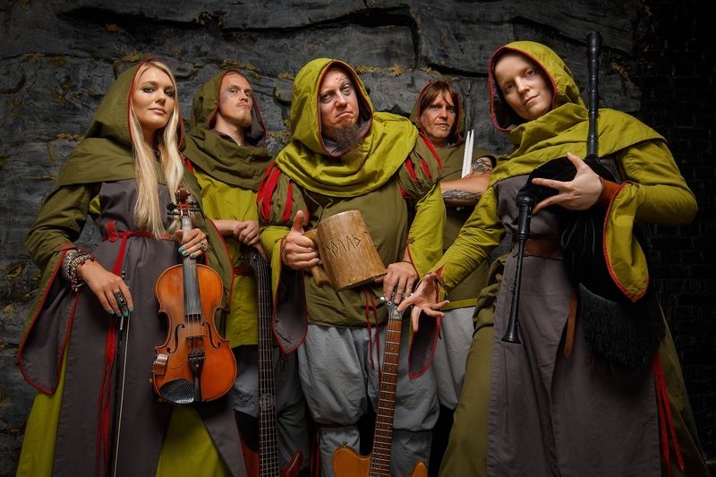 Тролль гнет ель!photo preview