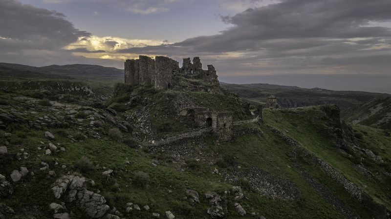 Армения, Арагацотнская область, гора Арагац, крепость-замок Амберд Крепость-замок Амбердphoto preview