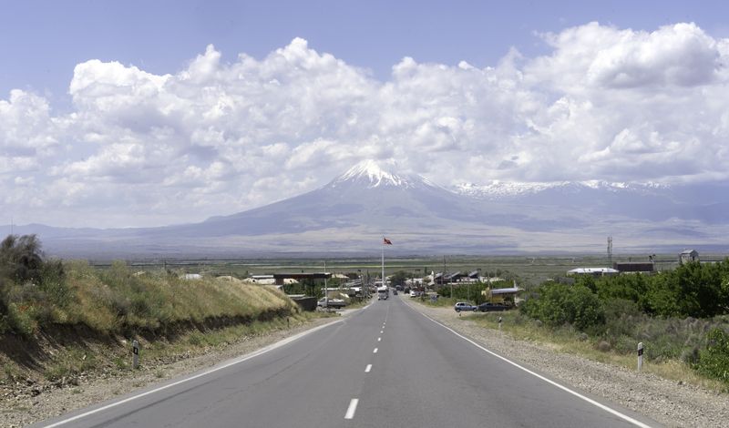 Армения, Араратская долина, Гора Арарат,  Гора Арарат - главный символ Армении находится на территории Турции.photo preview