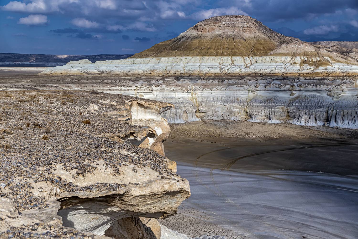Тузбаир. Автор: Евгений Бондарь Айракты, Бозжира, Кокосем, Кокесем, Казахстан, Мангистау, Каньон, Тузбаир, отражение, Клыки, Корабль, Бокты, Лензбол, Арка, Закат, рассвет, день, пейзаж, долина шаров, яйца динозавров, Шергала, Тетис, Тирамису, Устюрт, Национальный парк, нацпарк, тучи, об, Евгений Бондарь