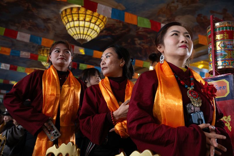 bridesmaids, wedding, Tibetan, candid shots, documentary Bridesmaids photo preview