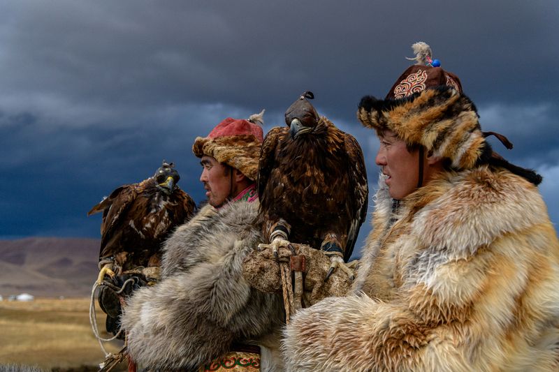 осень, монголия, беркуты Портрет охотников со своими питомцамиphoto preview