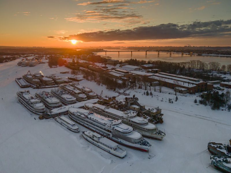затон камского судостроительного завода. красавинский мост. кама. пермь. Затон Камского судостроительного завода. Красавинский мост. Кама. Пермь.photo preview