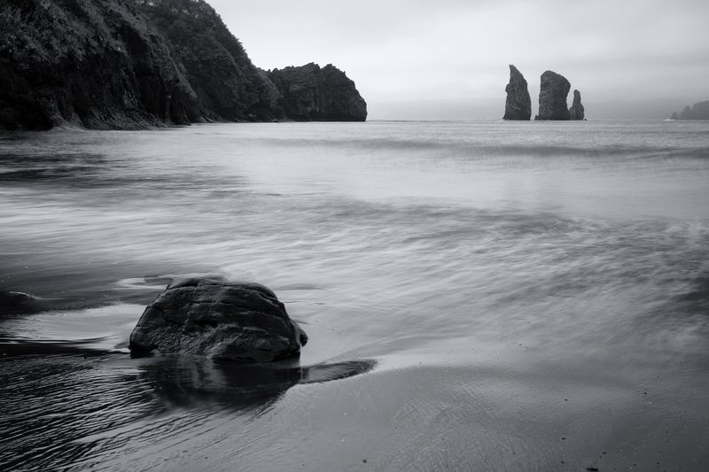 Авачинская бухта, Камчатка, Скала Три брата На полных парусахphoto preview