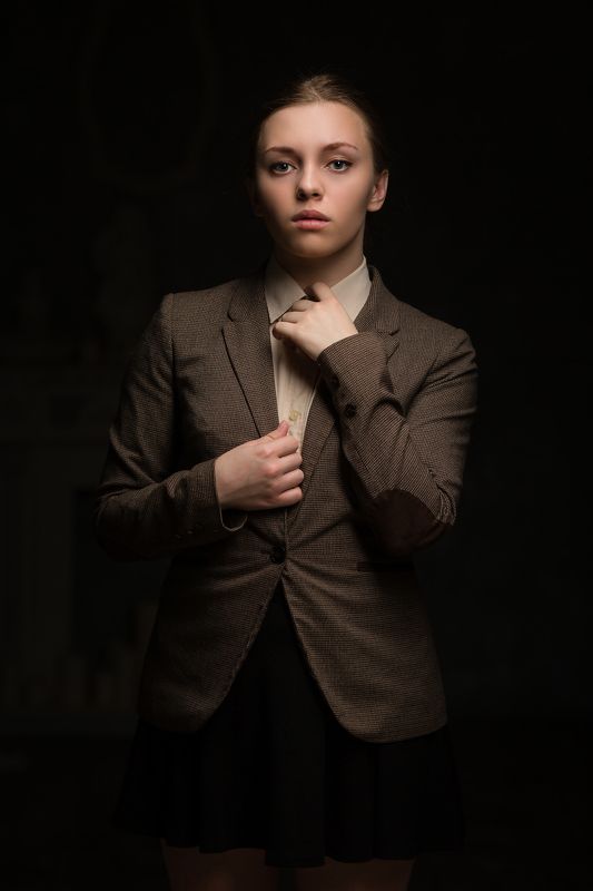 Девушка в пиджаке, Жесткий взгляд, Короткое платье, Портрет девушки No promlemphoto preview