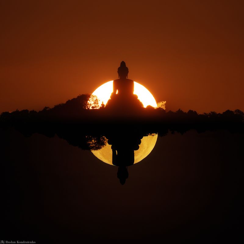 статуя большого будды, пхукет, прострел, луна, полнолуние, закат, коллаж Статуя Большого Будды на Пхукете на фоне заходящего Солнца и полной Луны.photo preview