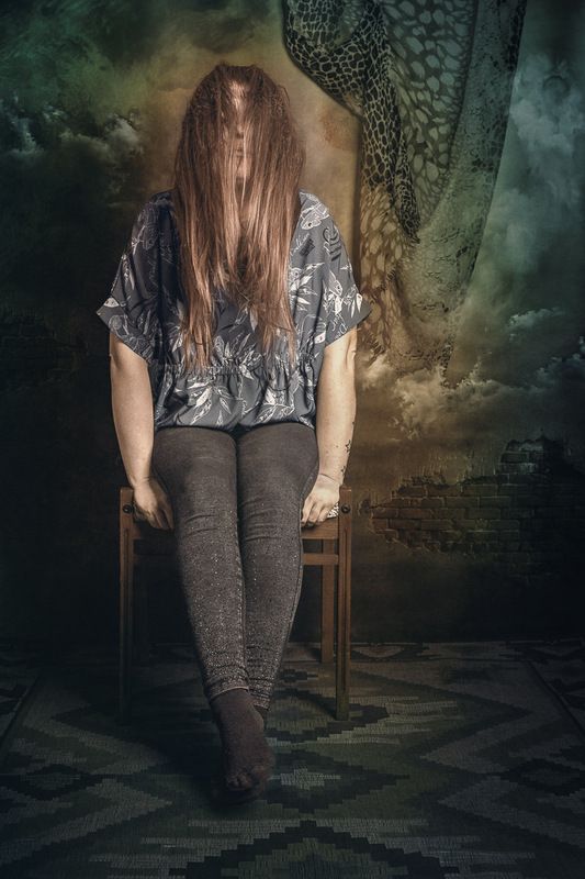 Женщина сидящая на стулеphoto preview