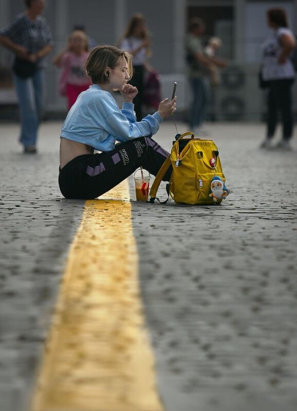 городские картинки, уличный женский портрет, девушка с жёлтым рюкзаком на красной площади, девушка, москва Девушка с жёлтым рюкзаком на Красной площадиphoto preview