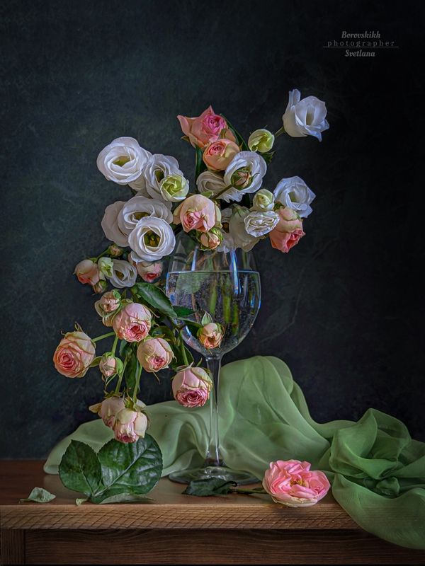 натюрморт, art_photo,fine_art, низкий ключ, бокал, цветы, фото на окне, фото на телефон Букет сынаphoto preview