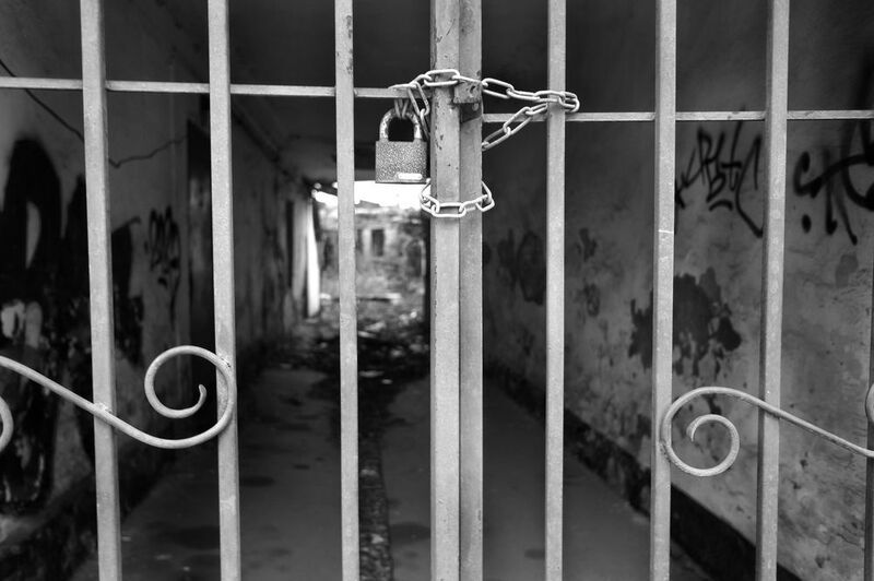 Замок, забор, проход Прохода нет фото превью