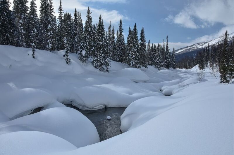 россия, хакасия, кузнецкий алатау, весна, март, речка, казыр, снег, сугробы, камни, ели, горы Сугробы волнамиphoto preview