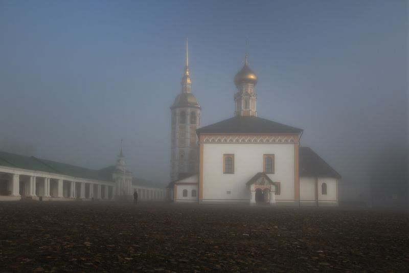 Вид на Церковь Воскресения на торгу в просыпающемся Суздале субботним туманным утром 29-го марта 2025 года.photo preview