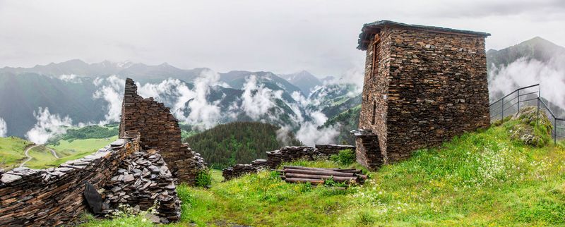 Верхнее Омало. Чуть ниже снимали вертолётные сцены из Мимино. фото превью