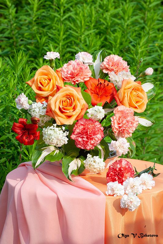 натюрморт, цветы, розы, гвоздики Розы и гвоздики в садуphoto preview