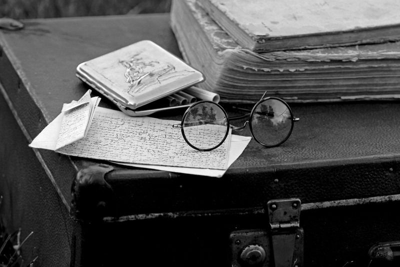 натюрморт, фотонатюрморт, still life, stillifefoto, монохром, ч.б.фото, ретро_натюрморт, очки,  наталья казанцева Письмоphoto preview