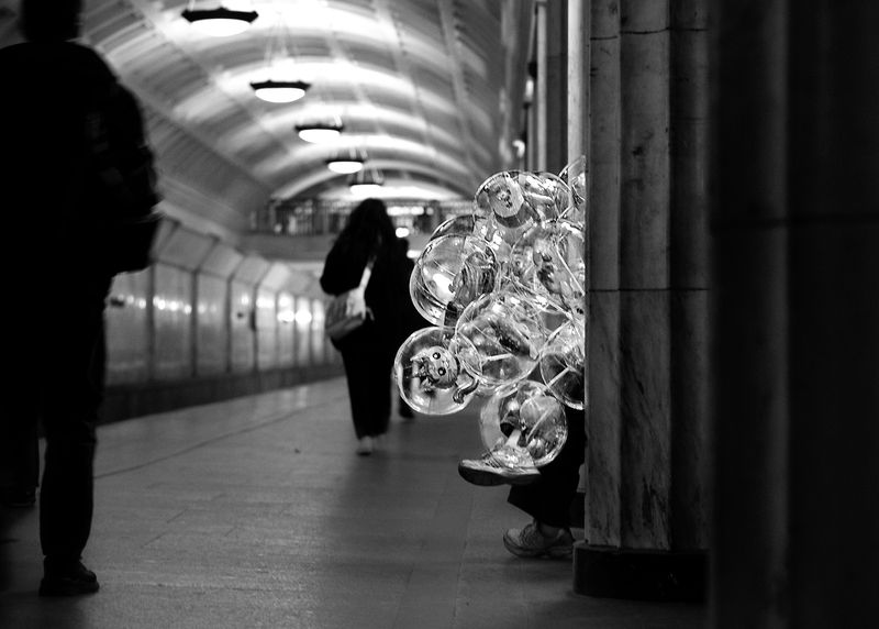 чб фото, метро, уличное фото, стрит фото, шарики, жанровое фото, москва, метро театральная Городские картинки. В метроphoto preview