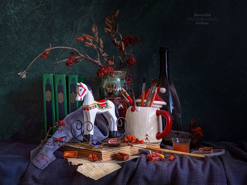 натюрморт,  darkphoto, ваза, лошадка-качалка, ветки, бокал, игрушки, фото у окна, фото на телефон Лошадка...photo preview