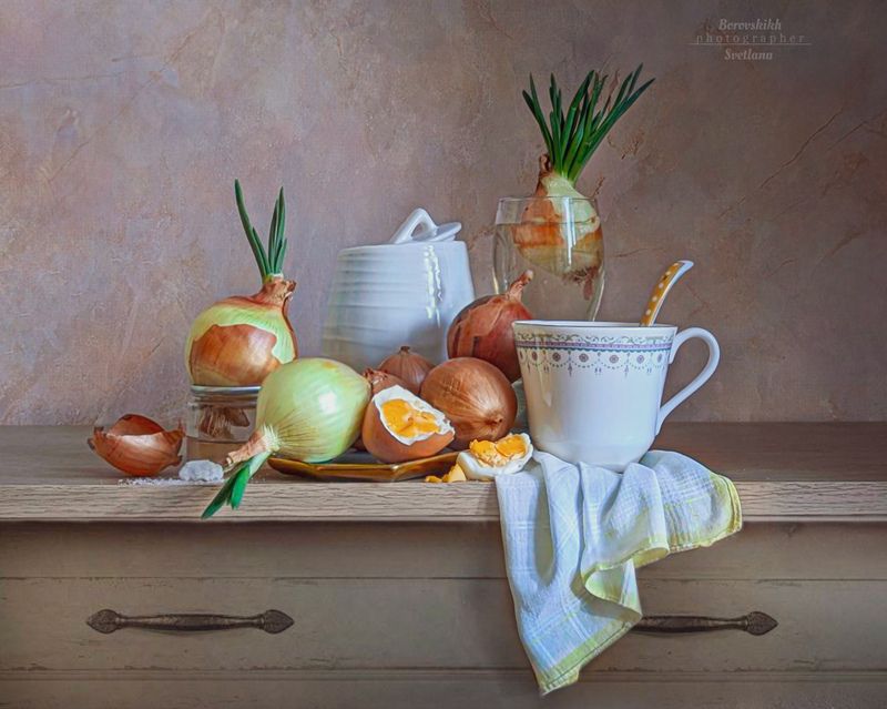 натюрморт, art_photo, завтрак, проросший лук, зелёный, яйцо, фото у окна, фото на телефон Дожившие до весныphoto preview