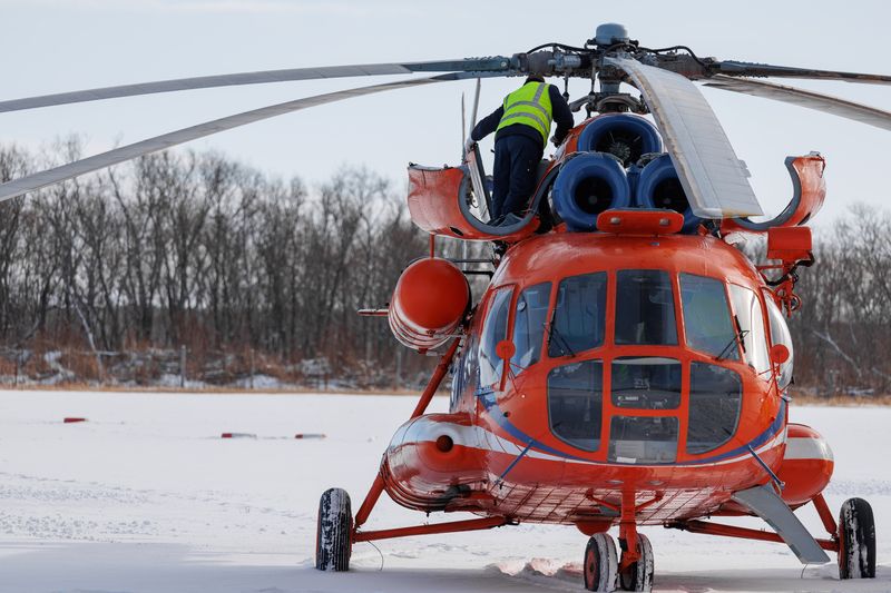 ми8, камчатка, авиа, борттехник, экипаж, аэродром, вертолет, перрон Борттехникphoto preview