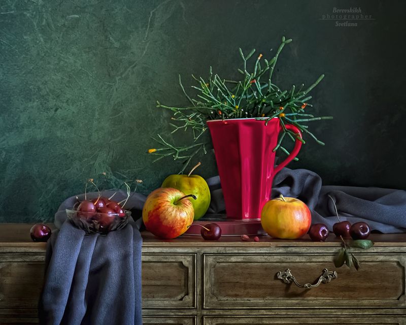 натюрморт, низкий ключ, darkphoto, ваза, цветы, хатиора, кактус, контраст, красный, яблоки, фото на телефон Хатиораphoto preview