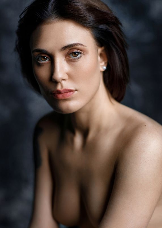 портрет девушка студия красота грудь взгляд тело ***photo preview