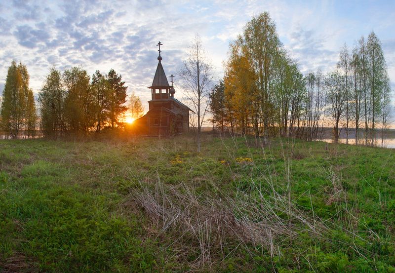 Рассвет в заброшенной деревнеphoto preview