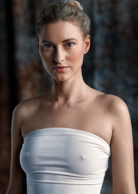 портрет девушка студия красота грудь взгляд тело Викторияphoto preview