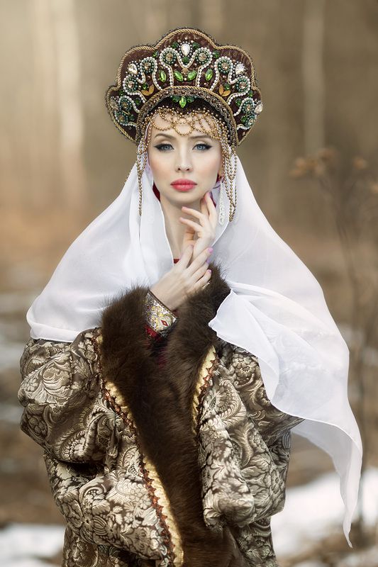 Портрет красивой девушки в русском костюме со сложенными руками Русская красавицаphoto preview