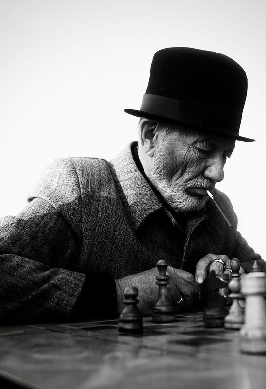 мужской портрет, прохожий, жанровое фото, мужчина, портрет Уличный шахматистphoto preview