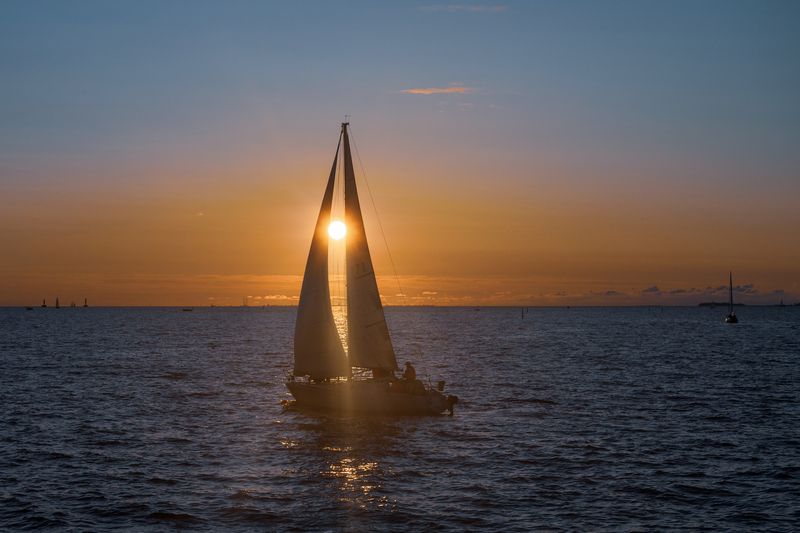 Парус на закате фото превью