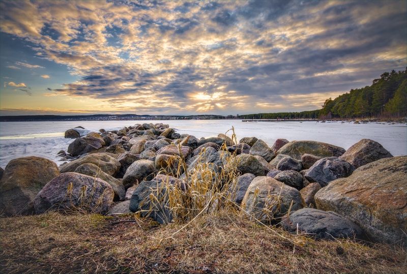 облака закат снег озеро камни валуны Вечер в Карелии в начале весныphoto preview