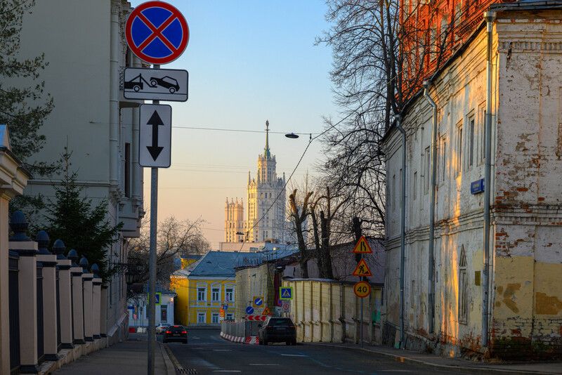 москва, утро, высотка, улочки Весеннее утро на московских улочкахphoto preview