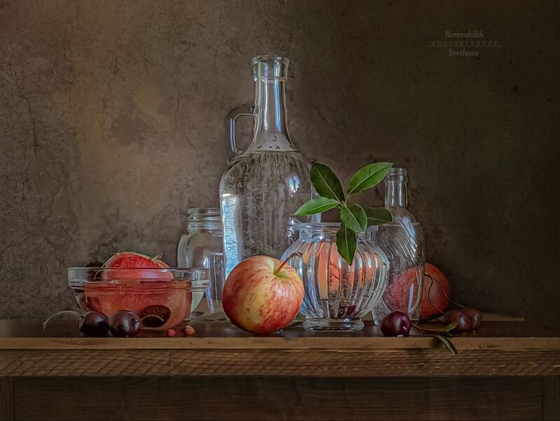 натюрморт, низкий ключ, darkphoto, стекло, банки, яблоки, вода, весна, фото у окна, фото на телефон Натюрморт с водойphoto preview