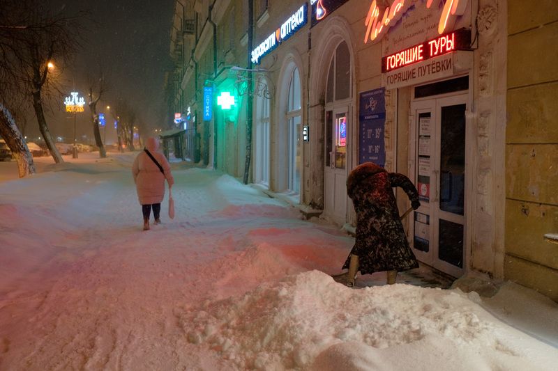 уличная фотография, streetphotography, северодвинск, ночь, снегопад, снег, Горящие турыphoto preview