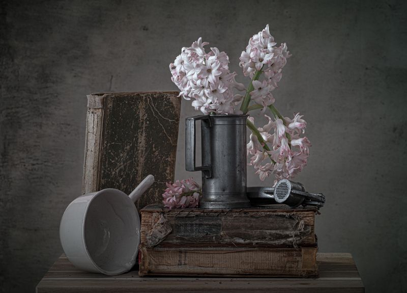 Гиацинты и старая чесночницаphoto preview