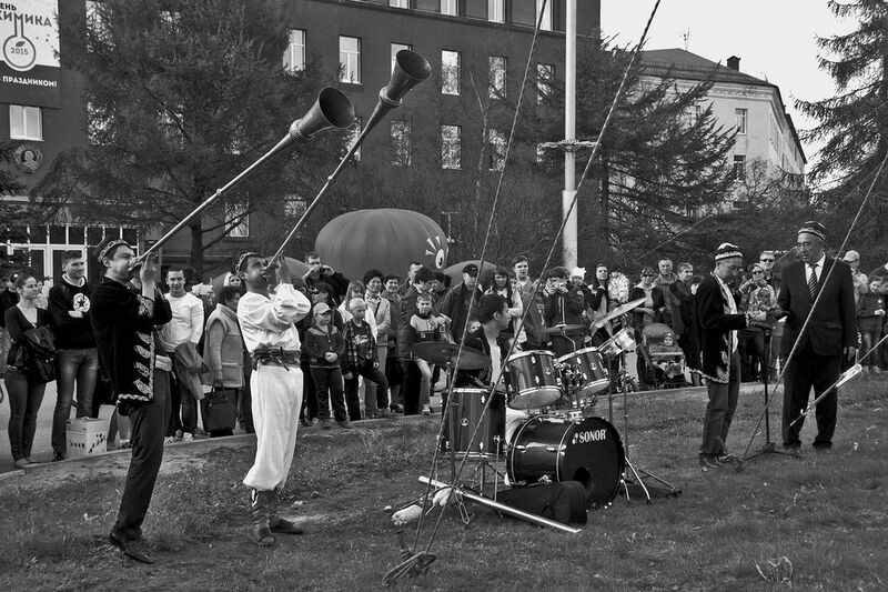 цирк, чб, апатиты, канат, музыка, барабаны, трубы Уличный цирк. 2015 фото превью