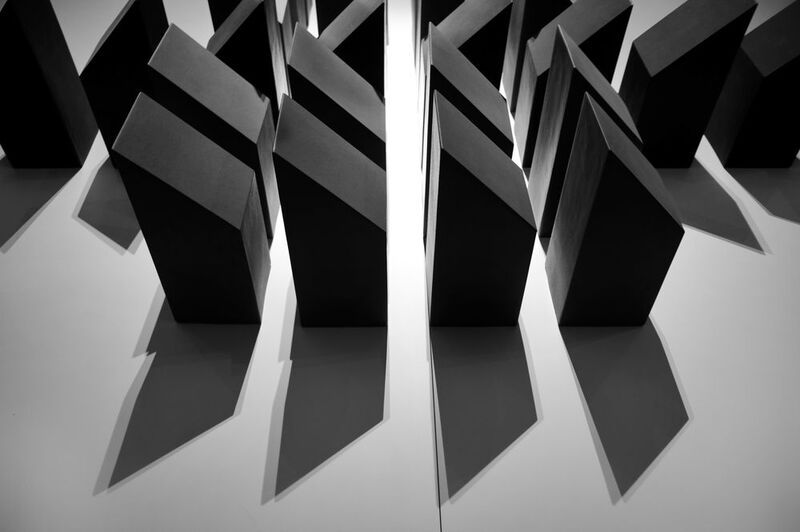 геометрия, тени Современные сталагмиты фото превью