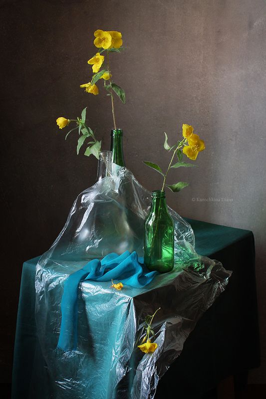 натюрморт, бутылочки, цветочки  фото превью