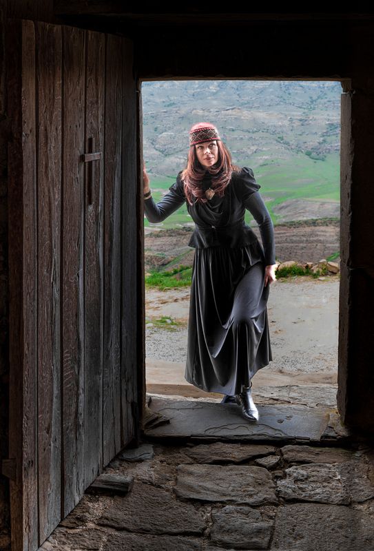 Входящая в храмphoto preview