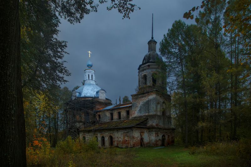 церковь, осень, храм, пасмурно Новая жизнь старых стенphoto preview