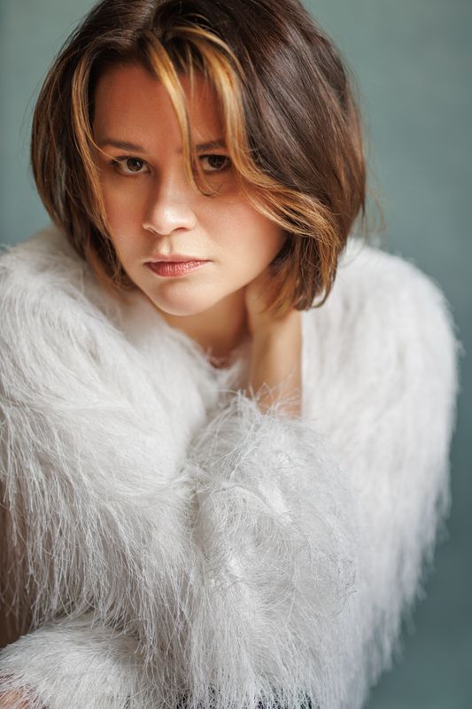 девушка, лицо, цвет, печать, темные волосы, взгляд, пушистый пиджак, студия Галия фото превью