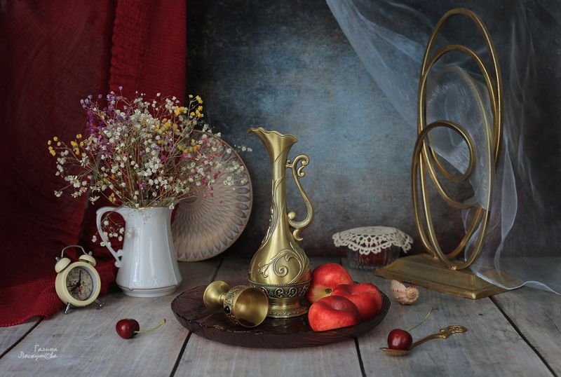 графин, вуаль, часы, молочник, блюдо, рюмка, тарелка, ложка, раковина, вишня В старом доме за скрипучими дверьмиphoto preview