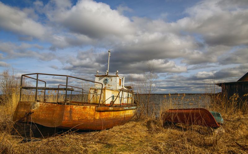 корабль, лодка, трава, пейзаж, облака Весенний вечер фото превью