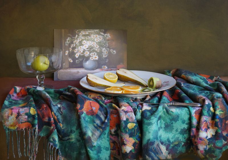 Фрукты на блюде фото превью