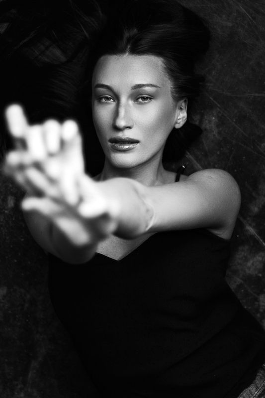 женский портрет в студии photo preview