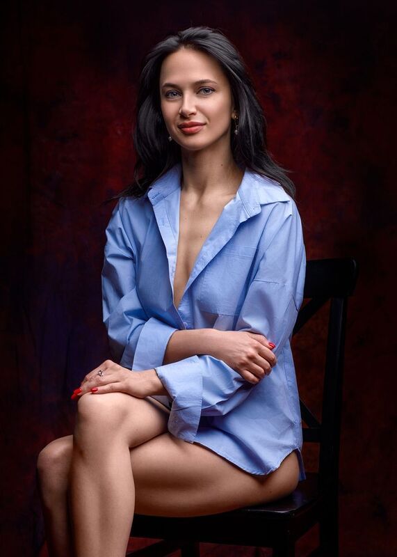 портрет девушка студия красота взгляд тело Дашаphoto preview