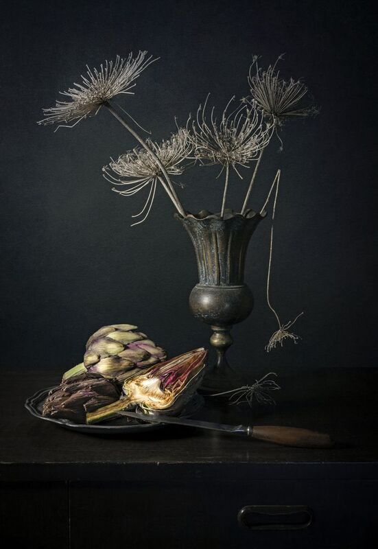 Ваза, артишок, нож, блюдо, сухие цветы-зонтики. Натюрморт в низком ключеphoto preview
