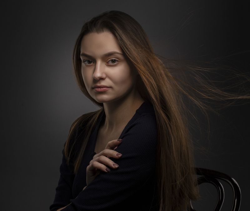 портрет молодой девушкиphoto preview