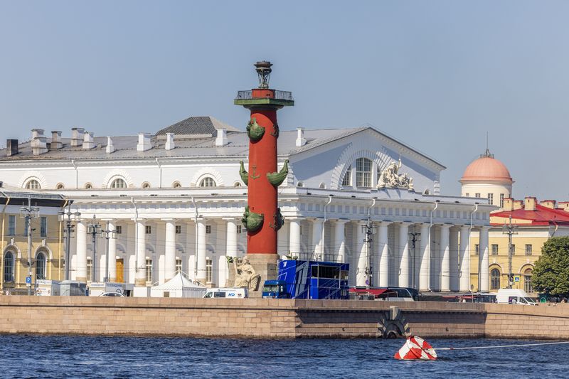 Здание Биржи и Ростральная колонна в Санкт-Петербургеphoto preview