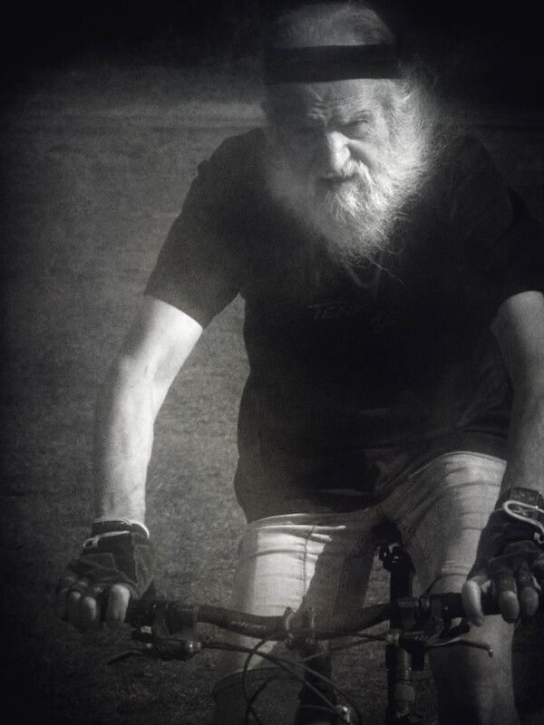 чб, портрет, велосипедист Велосипедист.photo preview